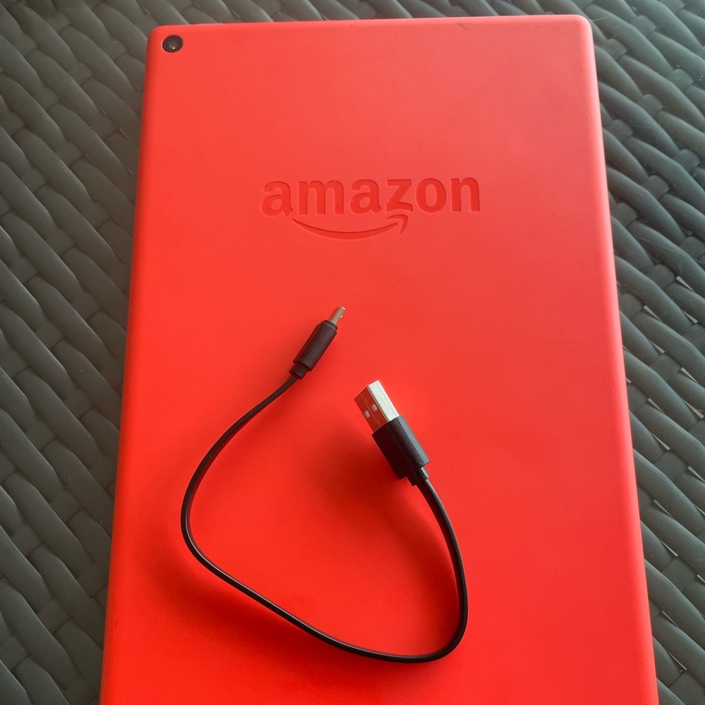 Amazon Kindle.  Works great.  Used once or twice.  Only plug piece in picture